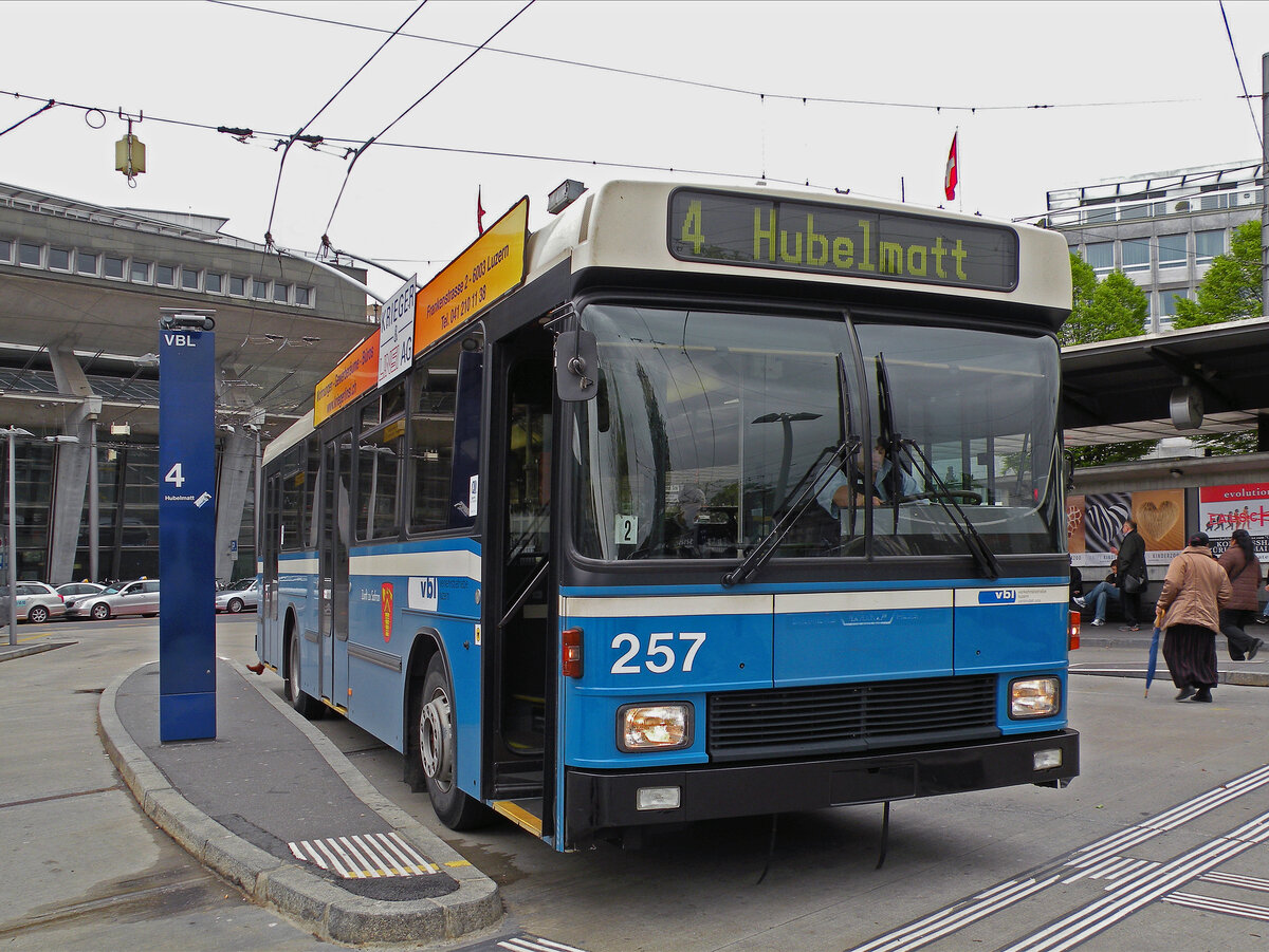 NAW-Hess Trolleybus 257, auf der Linie 4, wartet am 04.05.2010 beim Bahnhof Luzern.
