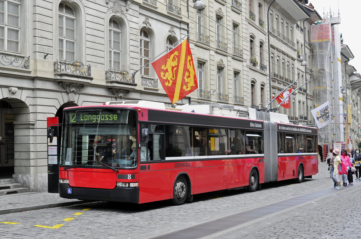 NAW Hess Trolleybus 8, auf der Linie 12, fährt durch die Kramgasse. Die Aufnahme stammt vom 09.06.2017.