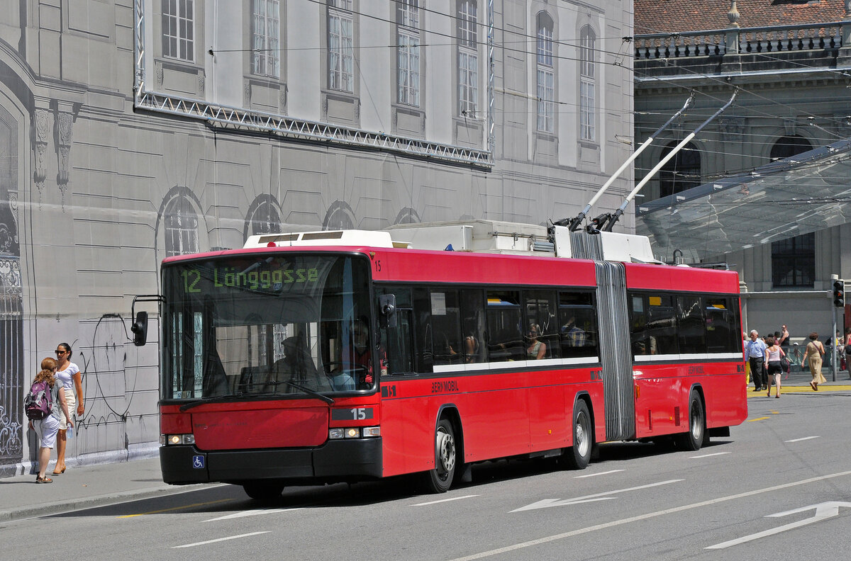 NAW Trolleybus 15, auf der Linie 12, überquert den Bubenbergplatz. Die Aufnahme stammt vom 05.08.2013.