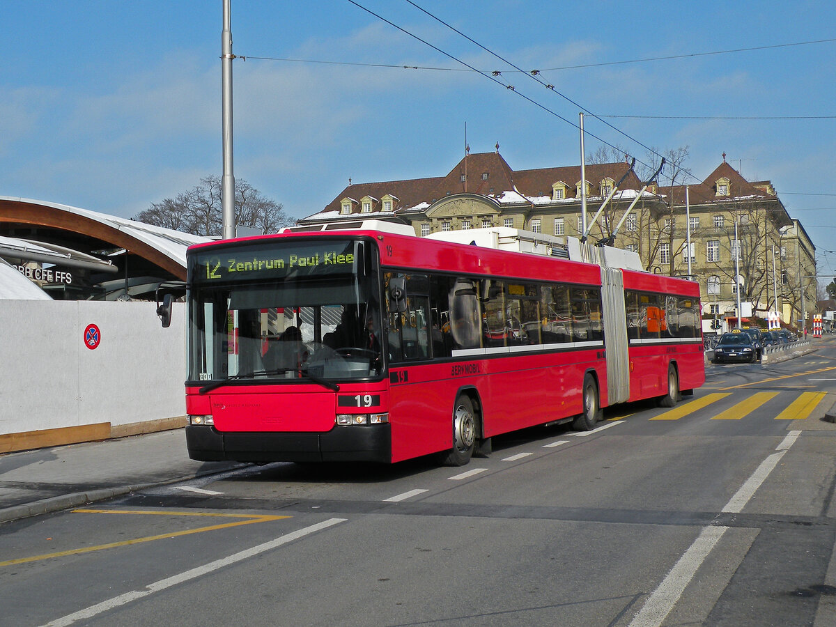NAW Trolleybus 19, auf der Linie 12, fährt zur Haltestelle Schanzenstrasse. Die Aufnahme stammt vom 18.02.2013.