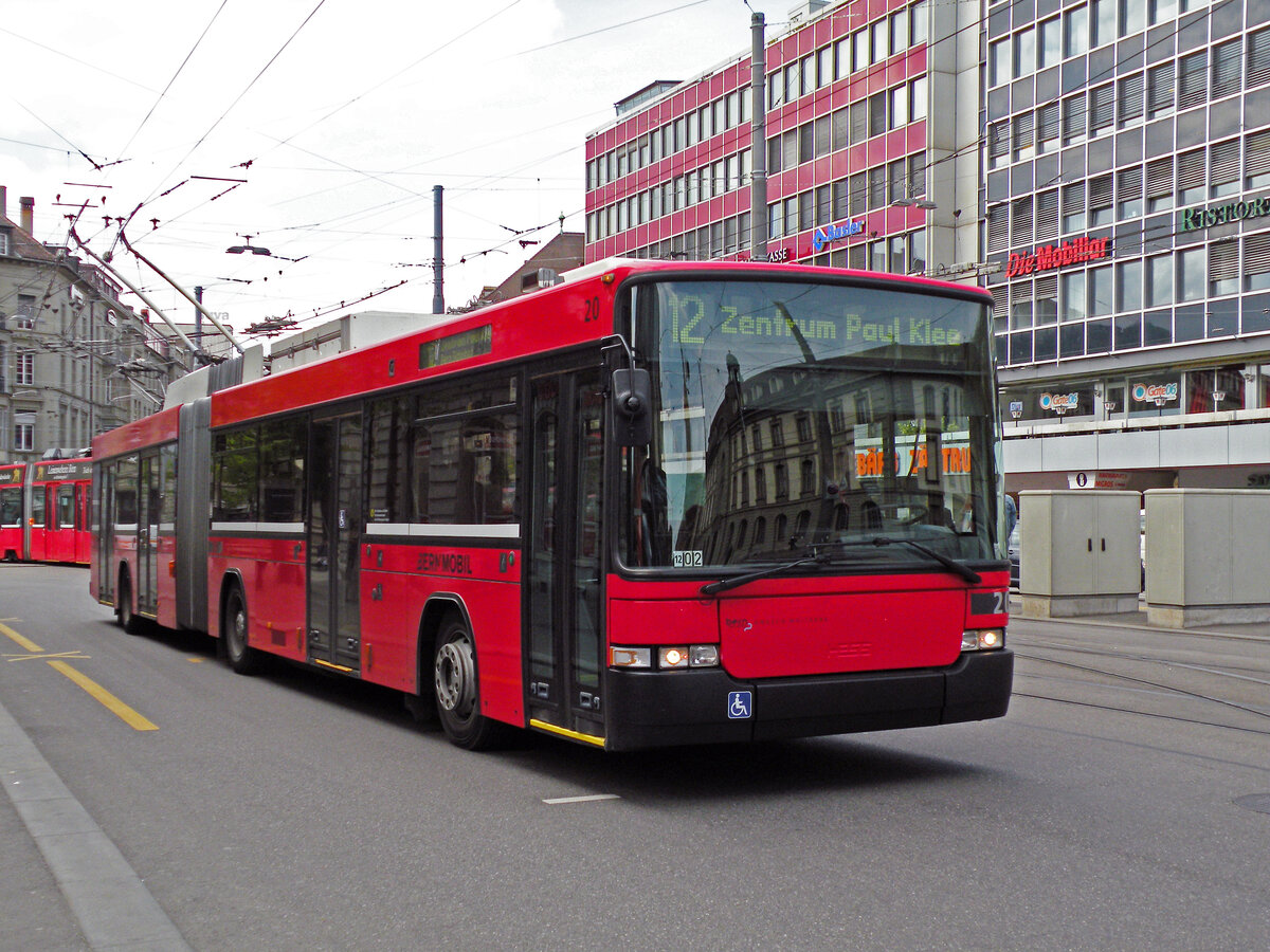 NAW Trolleybus 20, auf der Linie 12, fährt zur Haltestelle beim Bahnhof Bern. Die Aufnahme stammt vom 14.04.2011.