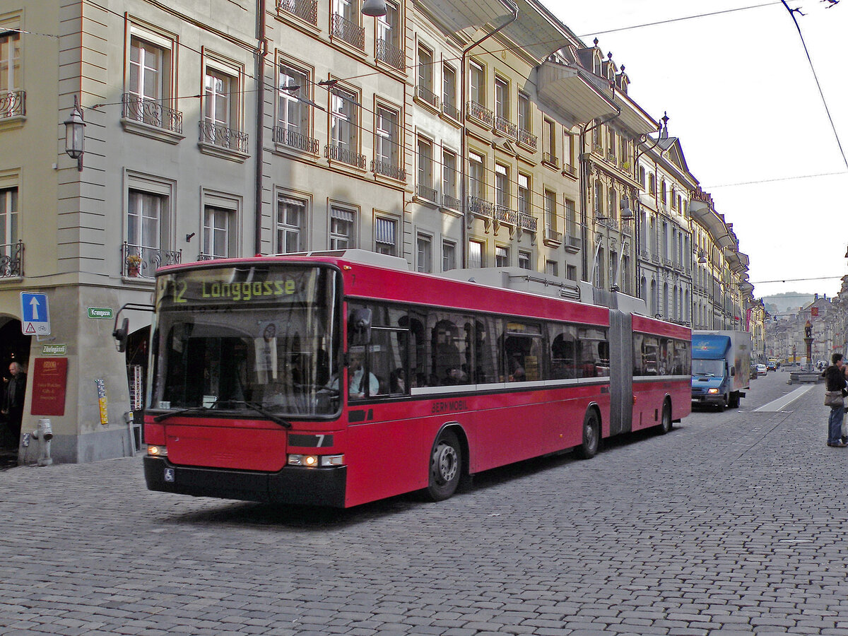 NAW Trolleybus 7, auf der Linie 12, fährt durch die Kramgasse. Die Aufnahme stammt vom 01.11.2010.