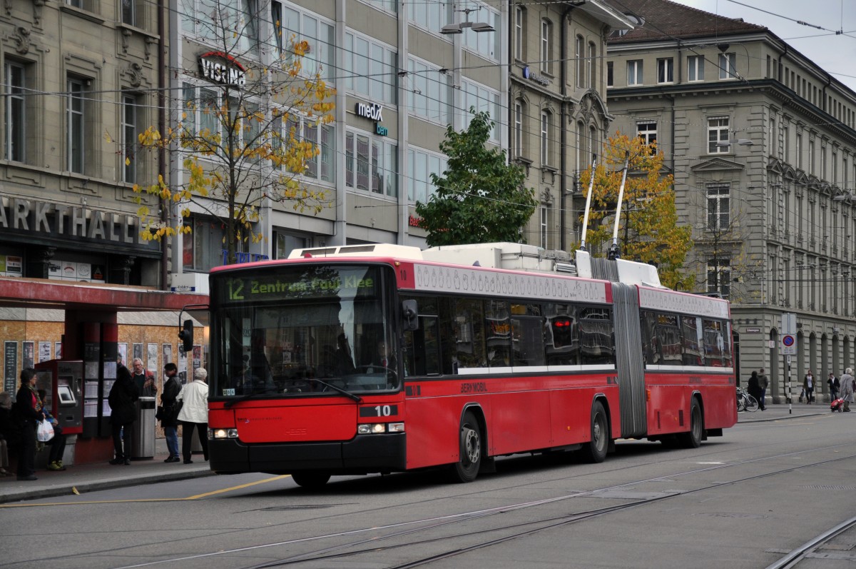 NAW Trolleybus mit der Betriebsnummer 10 auf der Linie 12 beim Bahnhof Bern. Die Aufnahme stammt vom 08.11.2013.
