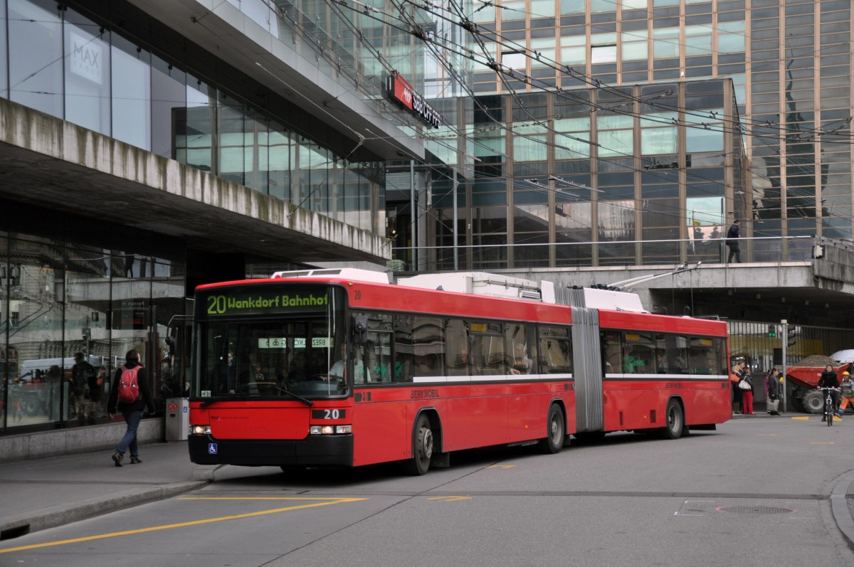 NAW Trolleybus mit der Betriebsnummer 20 auf der Linie 20 beim Bahnhof Bern. Bei einer Baustelle entgleiste der Trolleybus, weil die Stromabnehmer eine zu grosse Abweichung von der Fahrleitung hatten. Die Aufnahme stammt vom 08.11.2013.