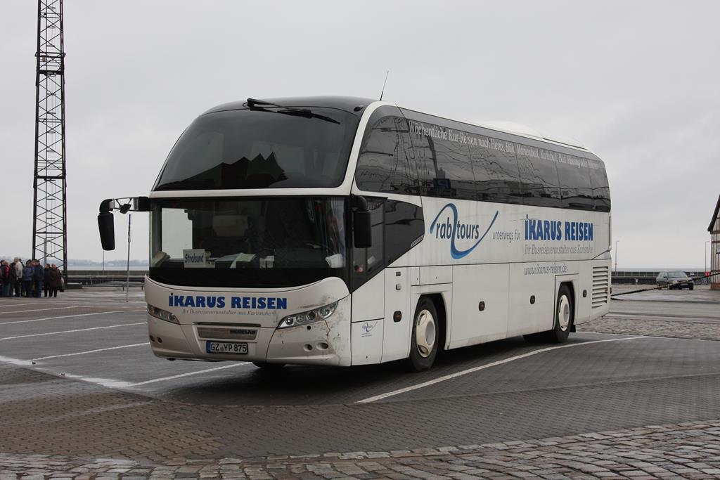 Neoplan Cityliner der Fa. Rabtours unterwegs für IKARUS Reisen am 2.3.2017 am Hafen in Stralsund.