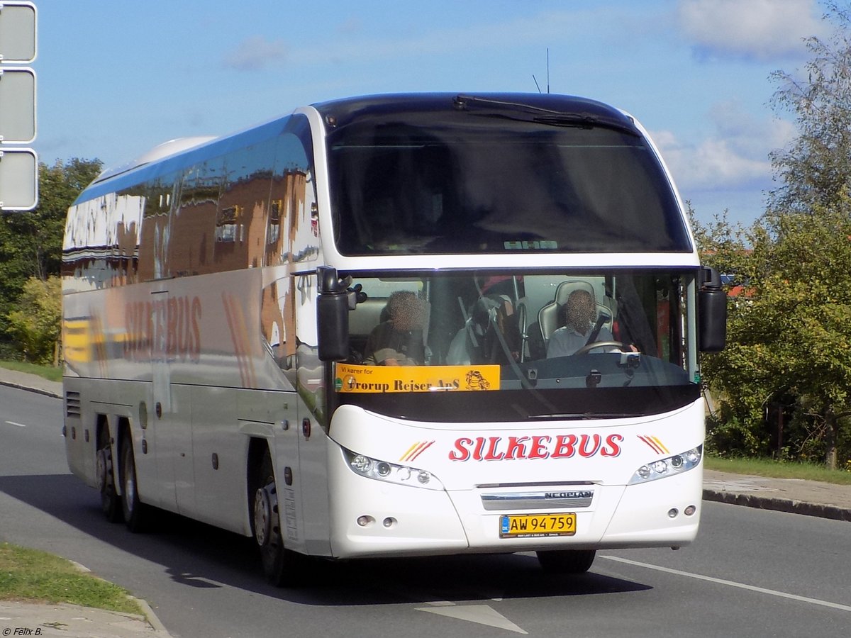 Neoplan Cityliner von Silkebus aus Dänemark in Sassnitz am 02.09.2014