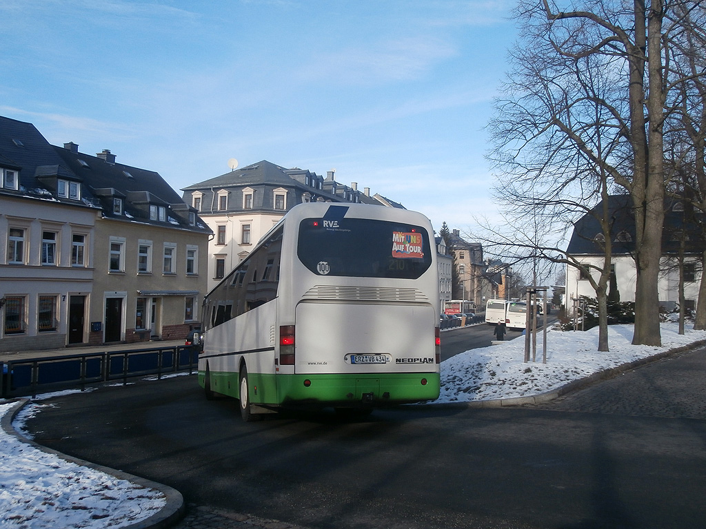 Neoplan N 3316 am Busbahnhof in Annaberg. (5.2.2014)