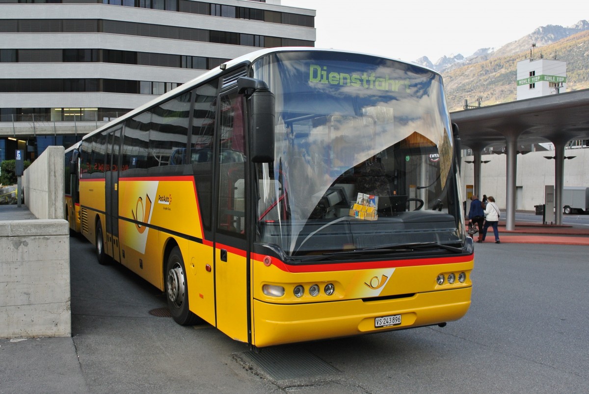 Neoplan Postauto als Reserve für den MGB Bahnersatz Visp-St. Niklaus abgestellt in Visp, 03.11.2014.