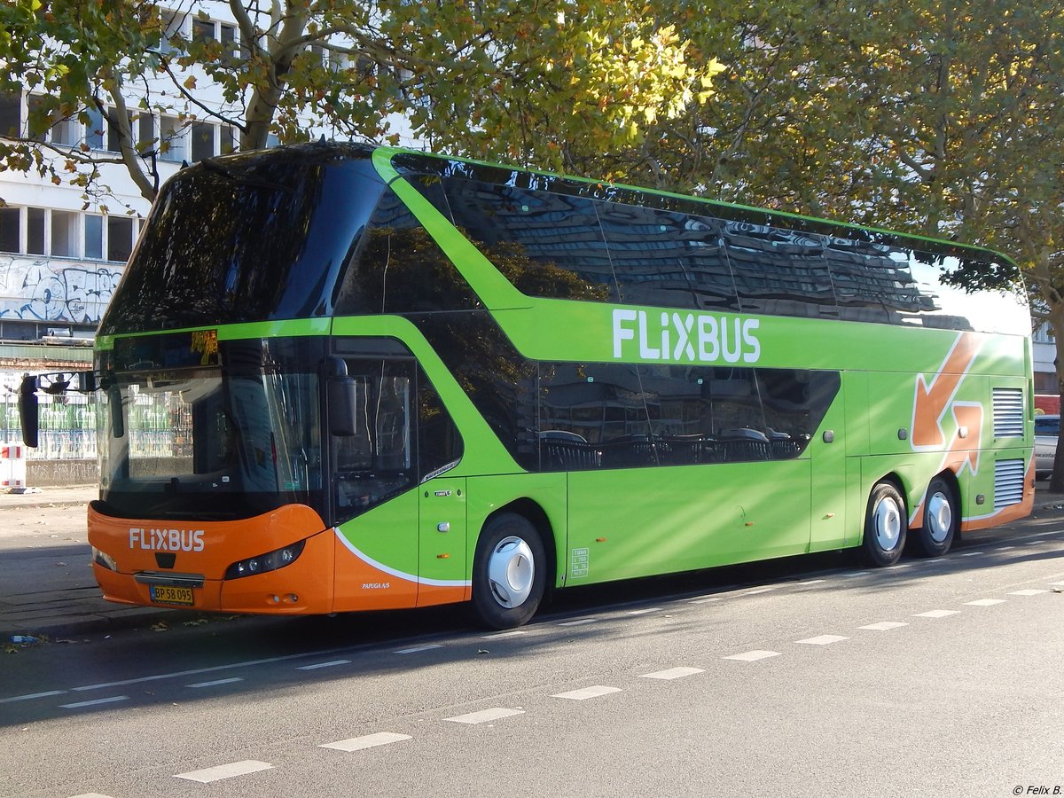 Neoplan Skyliner von Flixbus/Papuga aus Dänemark in Berlin am 31.10.2018