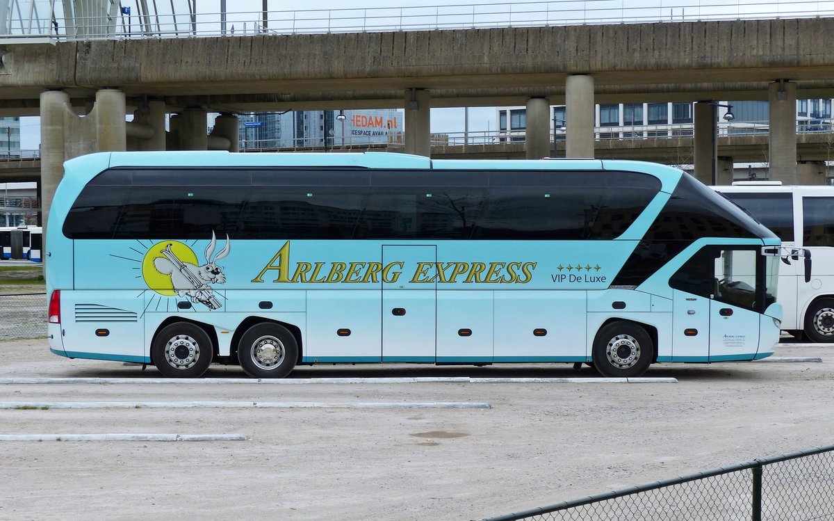 Neoplan Starliner von Arlberg Express aus Österreich. Amsterdam im April 2015.