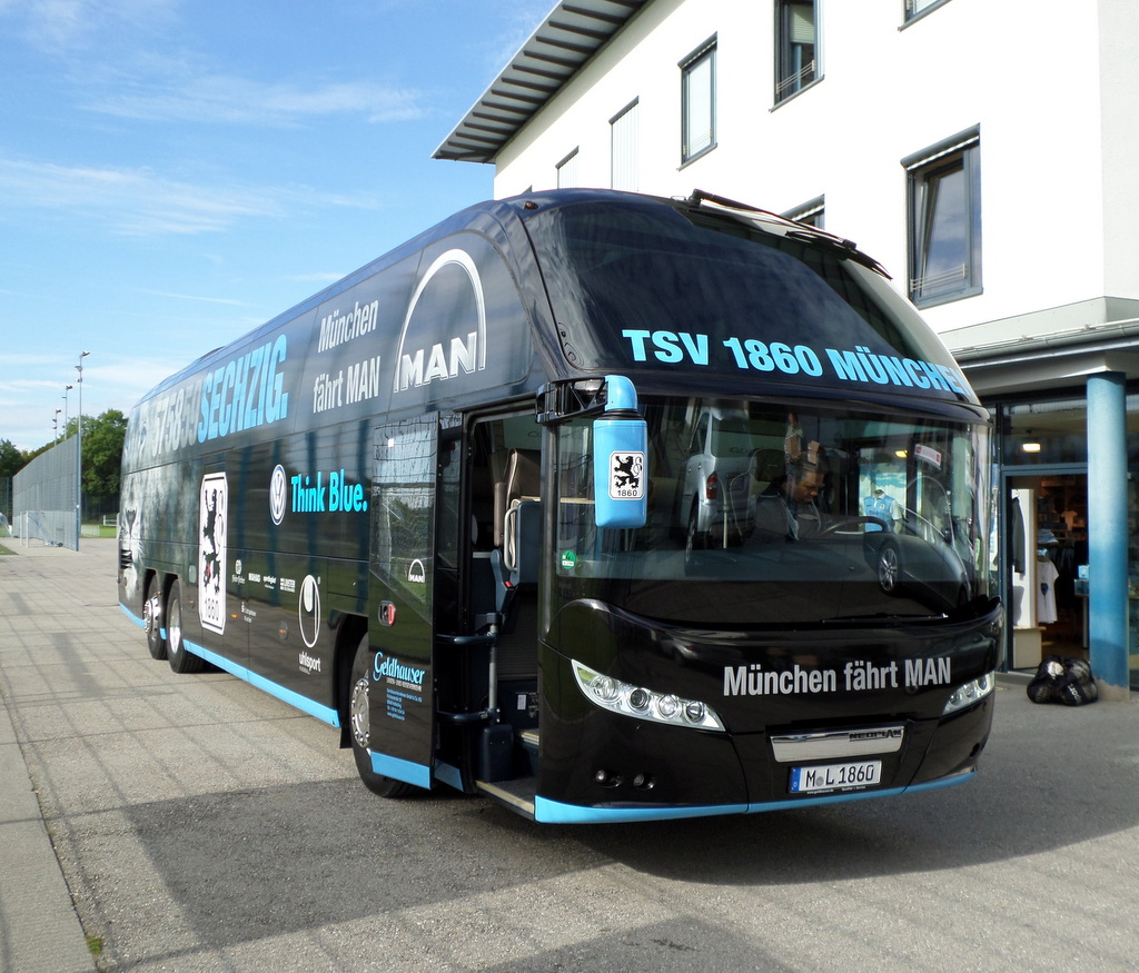 NEOPLAN STARLINER-Mannschaftsbus vom TSV 1860 Mnchen am 28.08.2013 in Mnchen.Foto I.Pavel