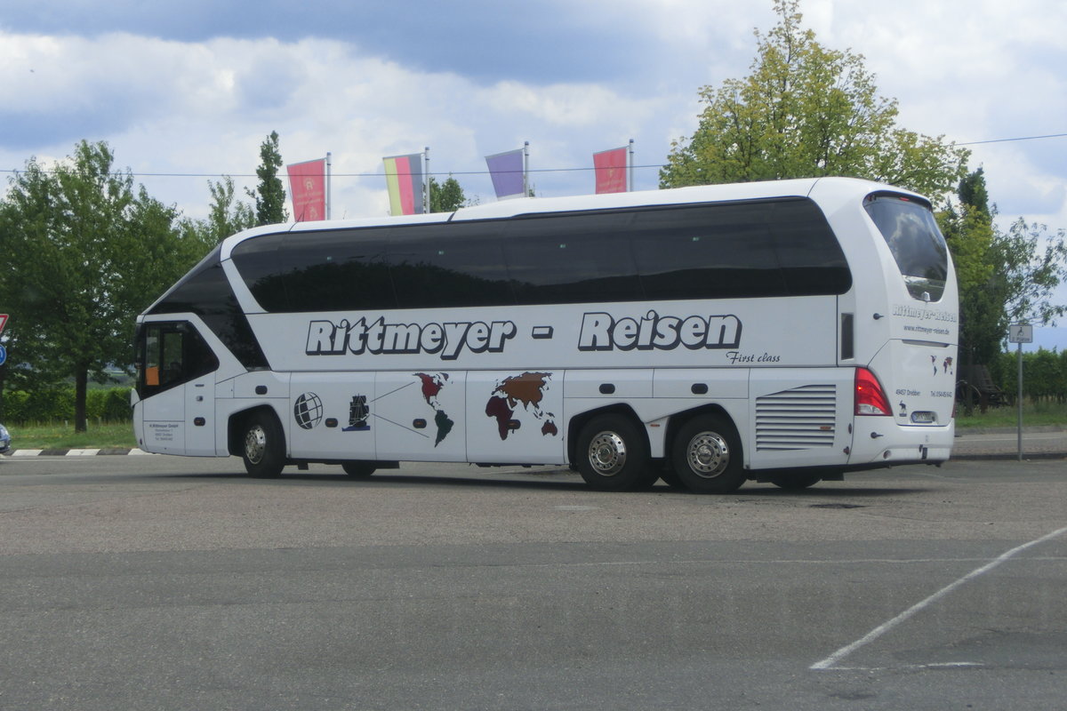 Neoplan Starliner von Rittmeyer Reisen am 28.07.2017 in Schweigen