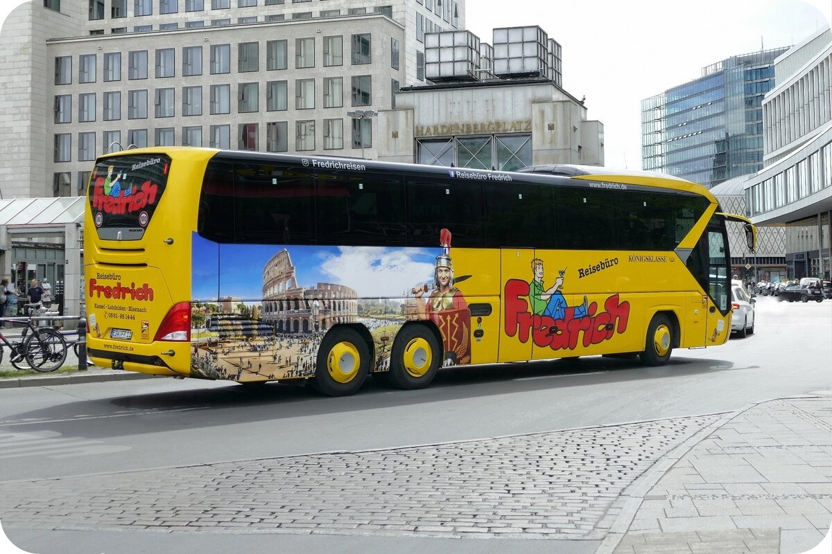Neoplan Tourliner von 'Fredrich Reisen',  Berlin im April 2022.
