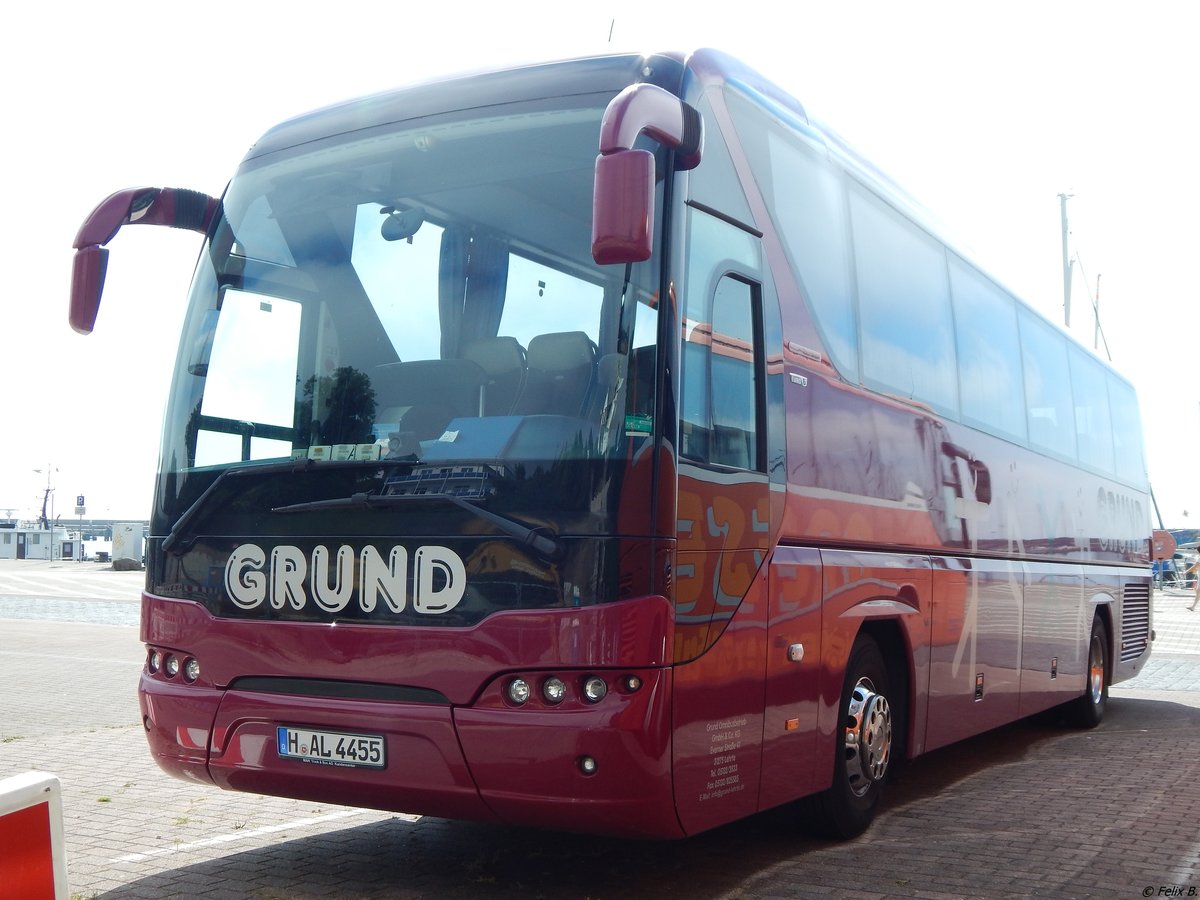 Neoplan Tourliner von Grund aus Deutschland im Stadthafen Sassnitz am 28.07.2018