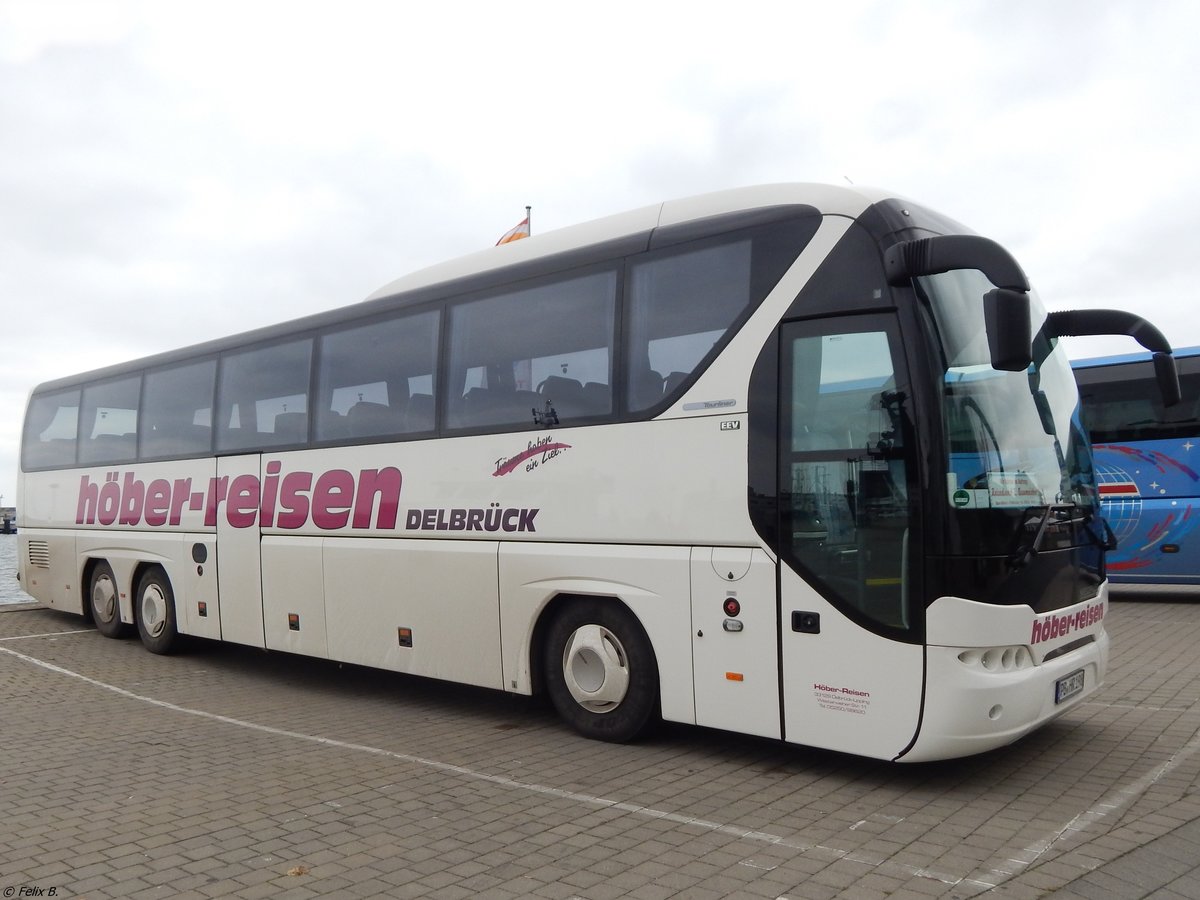 Neoplan Tourliner von Höber-Reisen aus Deutschland im Stadthafen Sassnitz am 12.10.2014