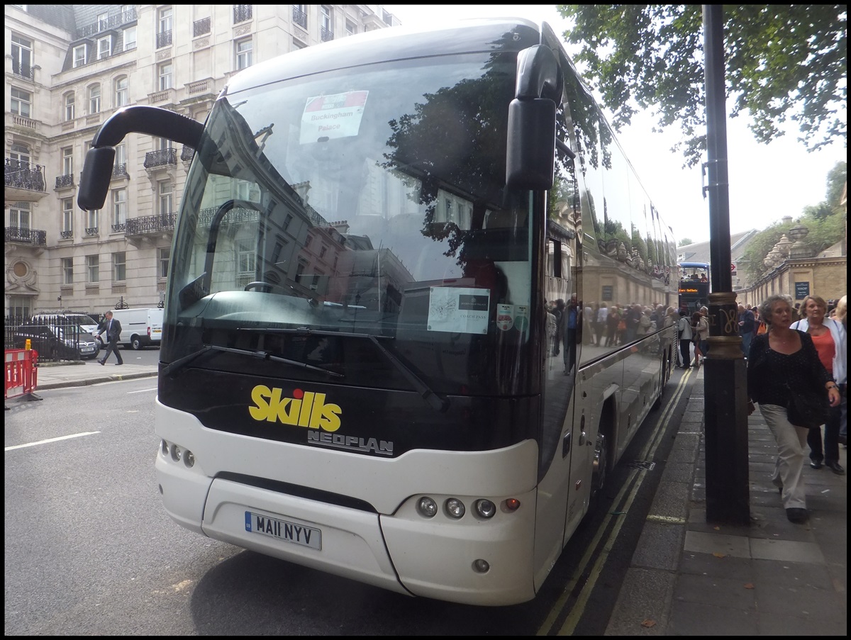 Neoplan Tourliner von Skills aus England in London am 25.09.2013
