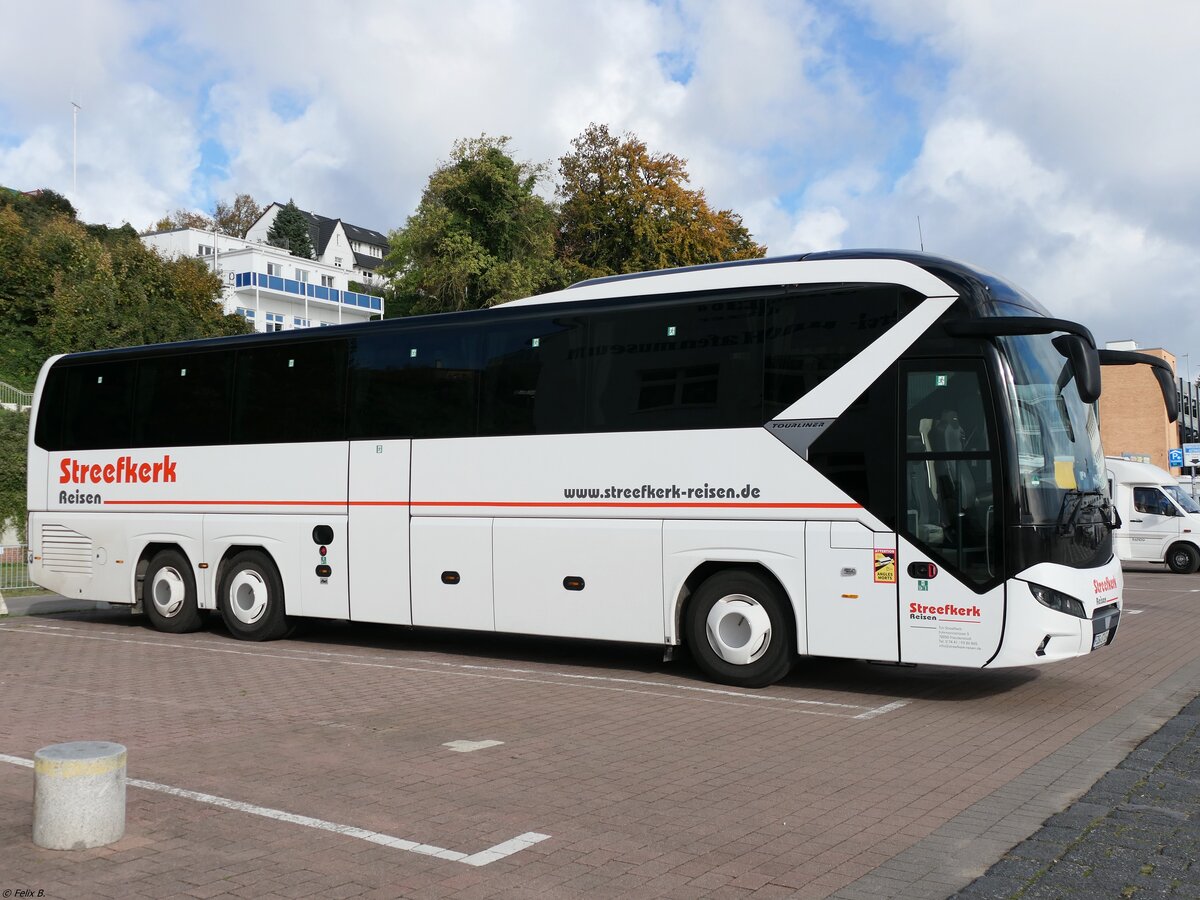 Neoplan Tourliner von Streefkerk Reisen aus Deutschland im Stadthafen Sassnitz am 23.10.2021