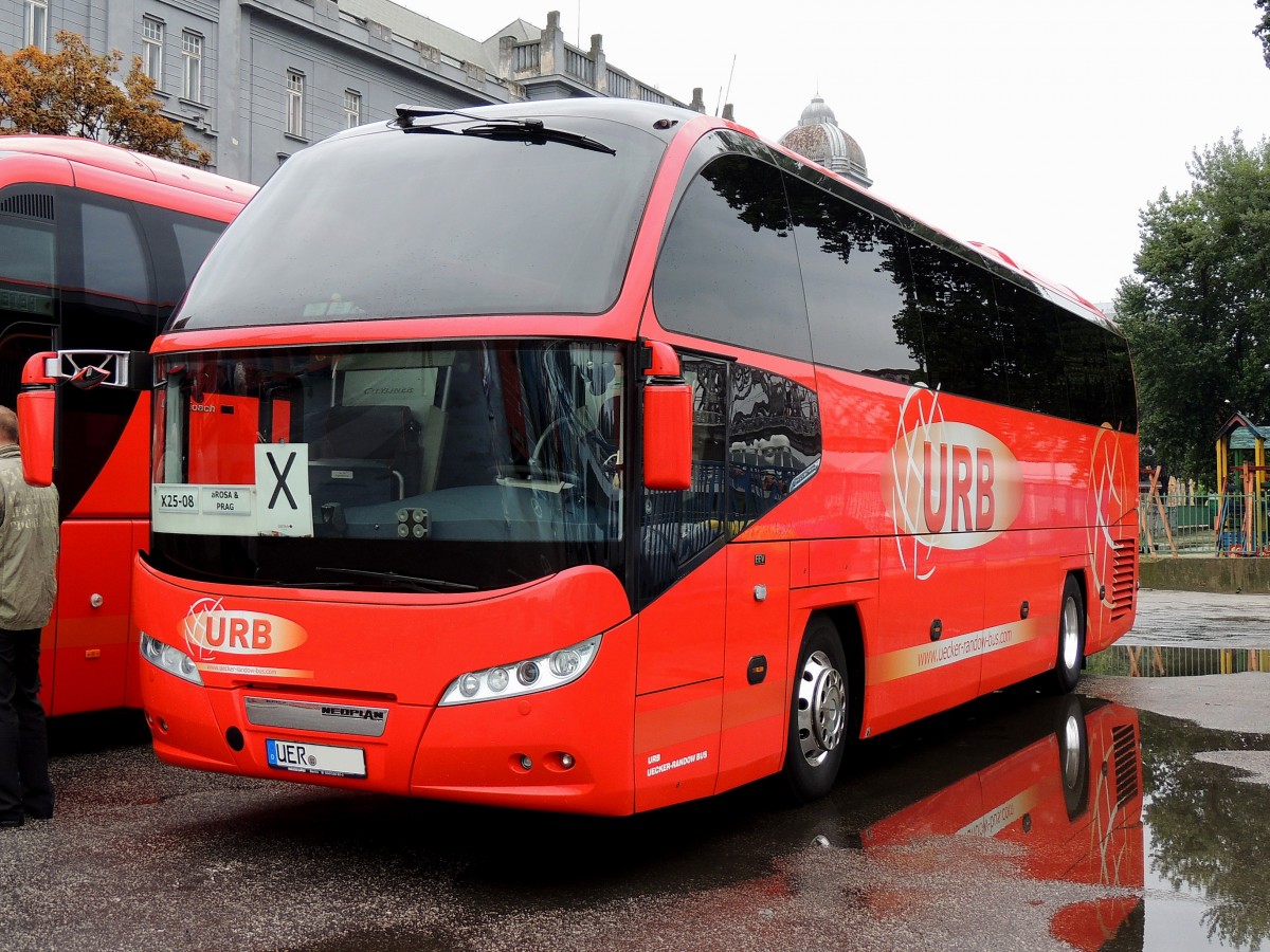 NEOPLAN von URB-Uecker Randow Bus GmbH erwartet in Bratislava seine Fahrgste; 130828