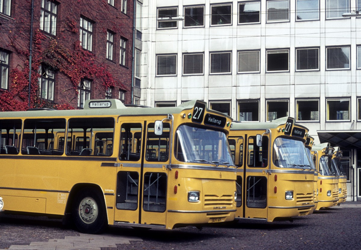 NESA: Neue Leyland/DAB-Dieselbusse halten am 10. Oktober 1971 im Hof des Betriebshofes in Hellerup.