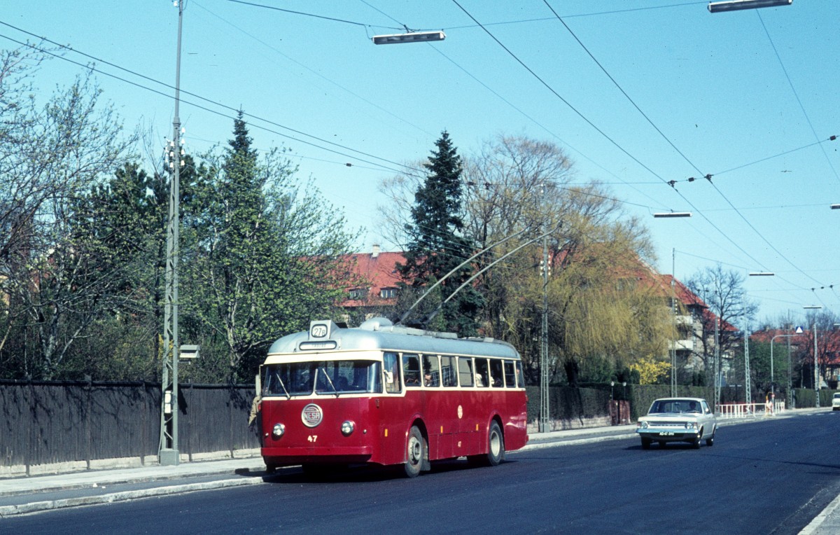 NESA Trolleybuslinie 27B (BUT/Smith,Mygind&Httemeier/English Electric Company-Trolleybus 47) Hellerup, Kildegrdvej am 1. Mai 1971.