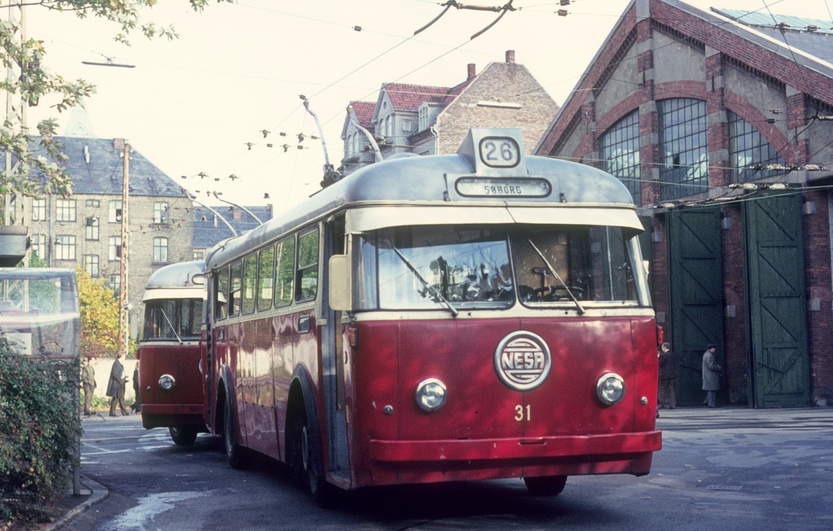 NESA: Zwei Trolleybusse des Typs LETB1 (BUT / Smith, Mygind & Hüttemeier / English Electric Company, Baujahr 1953, ausgemustert 1971) halten am 10. Oktober 1971 im Hof des ehemaligen NESA-Strassenbahnbetriebshofes in Hellerup. - Die Busse hatten einen Motor von der English Electric Company, einen EG-410C mit 120 PS. Es gab 30 Sitz- und 35 Stehplätze in diesen Bussen.   