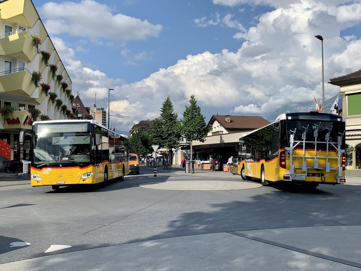 Neue MB C2 hybrid '11687' und das Heck des '11686' von PostAuto Regie Interlaken am 10.7.21 beim Bahnhof Interlaken West.