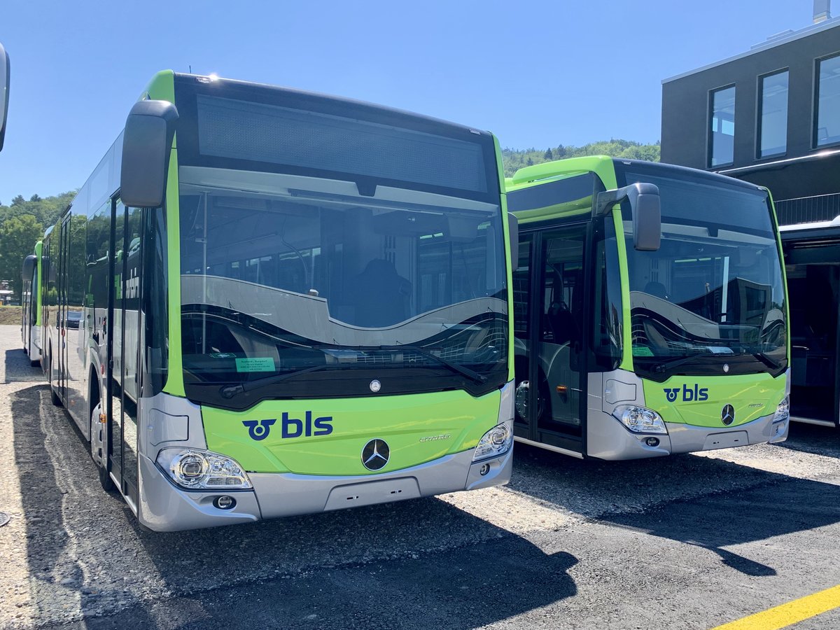 Neue MB C2 hybrid (122 und 123) für die Busland AG am 18.5.20 bei Evobus in Winterthur Wülflingen.