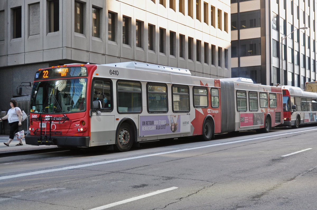 New Flyer Bus D 60 LFR mit der Nummer 6410, auf der Linie 22 unterwegs in Ottawa. Die Aufnahme stammt vom 18.07.2017.