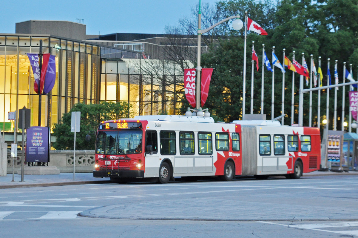 New Flyer Bus D 60 LFR mit der Nummer 6683, auf der Linie 12 unterwegs in Ottawa. Die Aufnahme stammt vom 17.07.2017.
