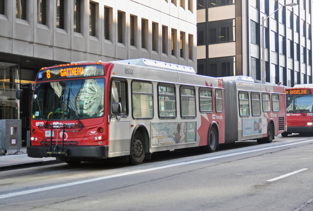 New Flyer Bus D 60 LFR mit der Nummer 6532, auf der Linie 8 unterwegs in Ottawa. Die Aufnahme stammt vom 18.07.2017.
