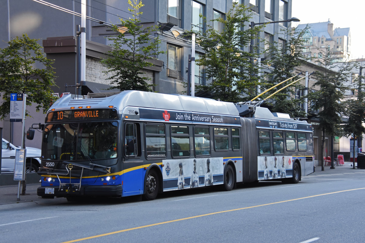 New Flyer Trolleybus E60LFR 2550, auf der Linie 10, unterwegs in Vancouver. Die Aufnahme stammt vom 06.08.2019.