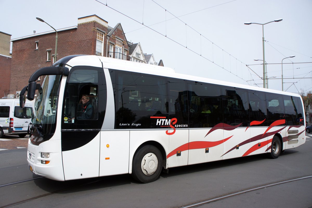 Niederlande / Bus Den Haag: MAN Lion's Regio von HTM Personenvervoer N.V., aufgenommen im April 2016 im Stadtbezirk Segbroek in Den Haag.