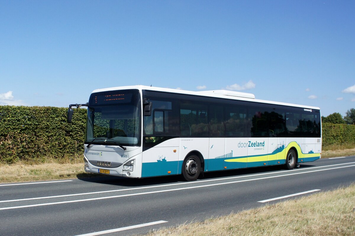 Niederlande / Bus Zeeland: Iveco Crossway LE (Wagen 5565) von Connexxion (Transdev Niederlande), aufgenommen im August 2022 in der Nähe von Oostburg (Gemeinde Sluis).
