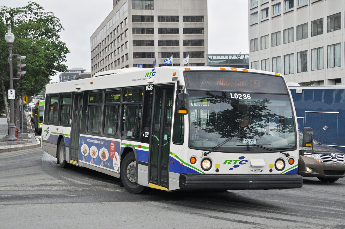 Nova Bus 0236, der RTC Réseau de transport de la capitale, auf der Linie 281, ist in Quebec unterwegs. Die Aufnahme stammt vom 19.07.2017.