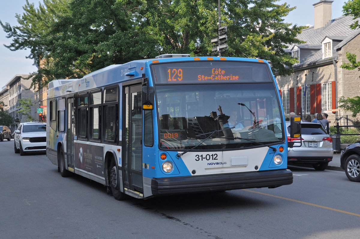 Nova Bus 31-012 von Société de transport de Montreal (STM) ist in Montreal unterwegs. Die Aufnahme stammt vom 20.07.2017.
