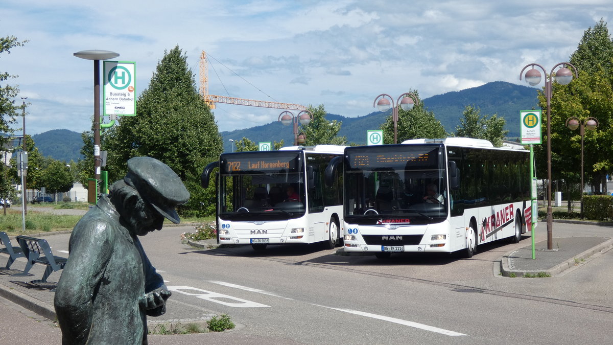 OG-TK 1016 als Bus7122 (Bahnhof Achern - Hornenberg (Lauf (Baden)) und OG-TK 1116 als Bus7124 (Bahnhof Achern - Bahnhof Oberkirch) am 28.07.2020 in Achern. Wie lange der Herr wohl schon sein Ticket überprüft...