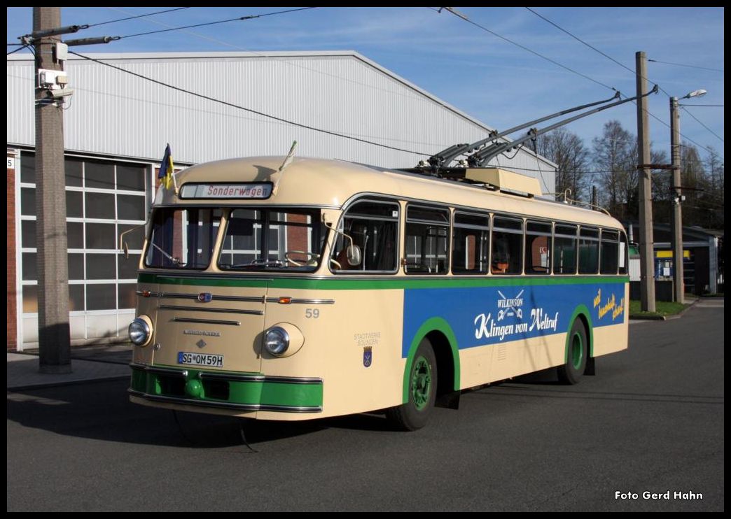 Oldtimer O-Bus Uerdingen Henschel steht am 12.04.2015 im besten Licht auf dem Betriebshof in Solingen. - Der Bus gehört zum Museumsbestand der Stadtwerke Solingen und konnte somit auf dem Betriebshof vor dem Museum abgelichtet werden.