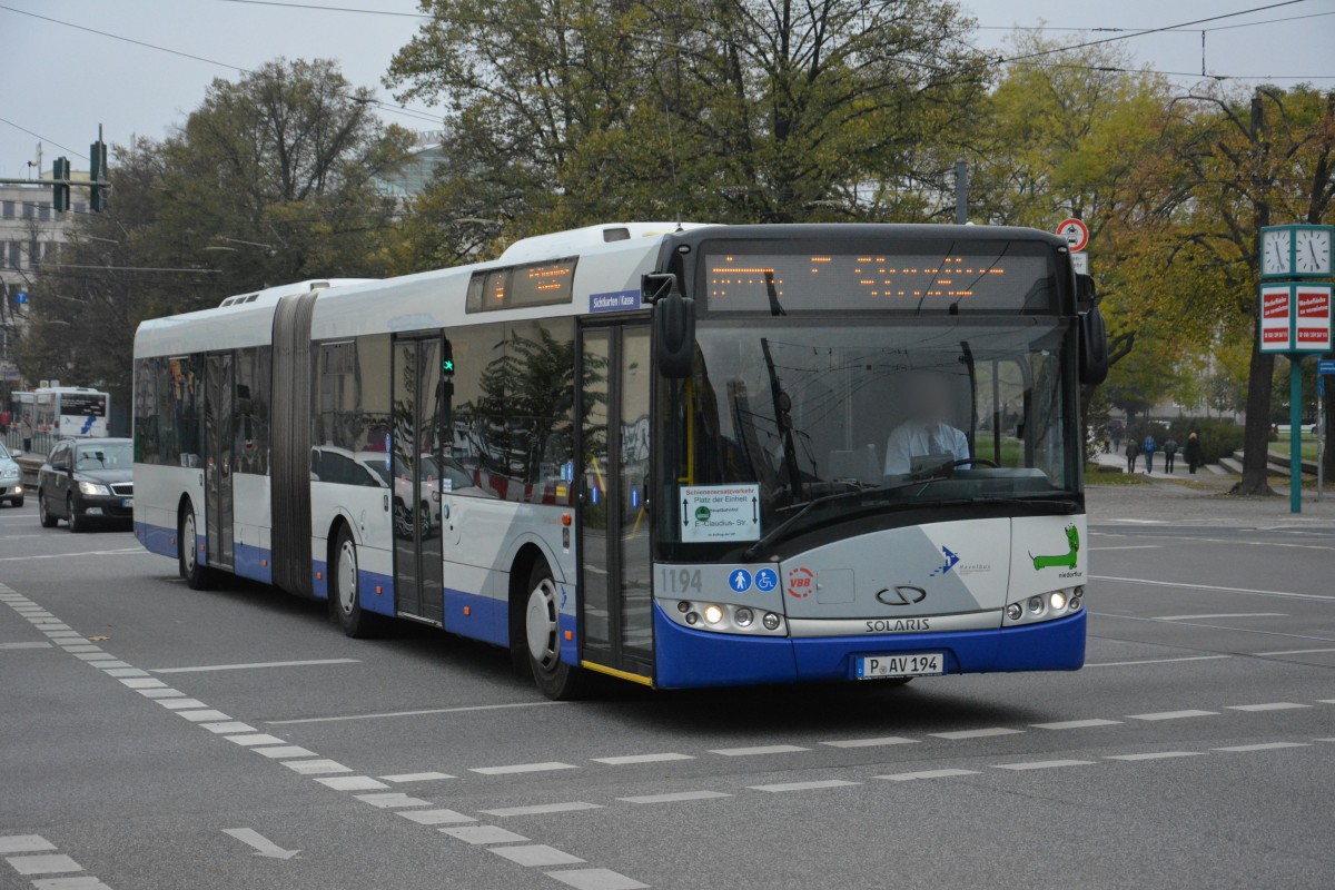 P-AV 194 (Solaris Urbino 18 vom Betriebshof Potsdam) fährt am 25.10.2014 für die VIP SEV zwischen Potsdam, Platz der Einheit und E.-C.-Straße. Aufgenommen zwischen Platz der Einheit und Landtag.
