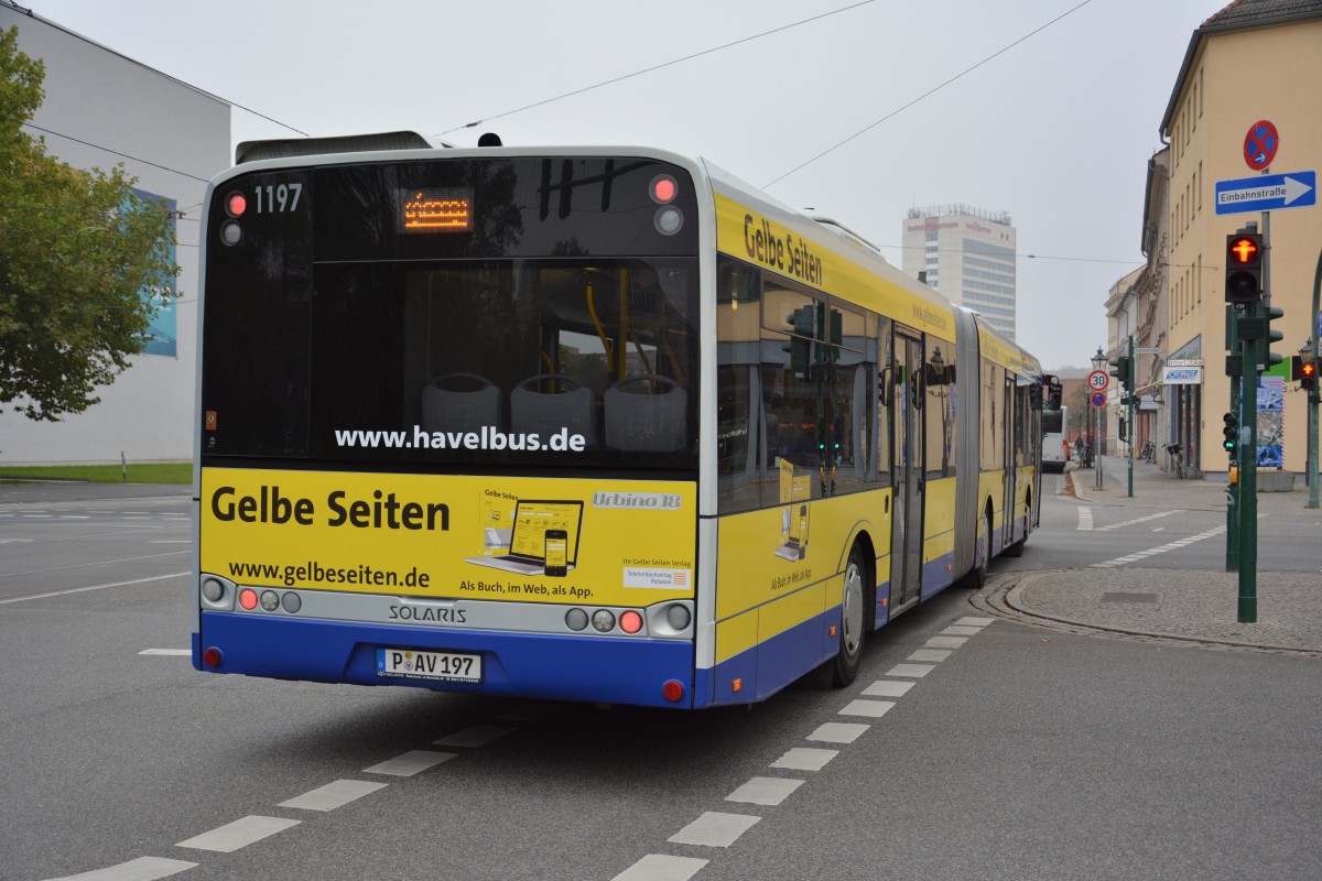 P-AV 197 ist am 25.10.2014 für die VIP unterwegs. Grund dafür ist der SEV zwischen Platz der Einheit und E.-C.-Straße. Aufgenommen am Landtag (Solaris Urbino 18).
