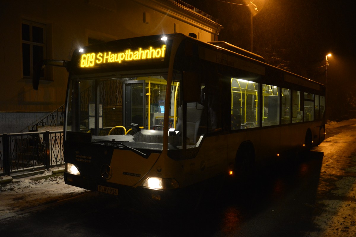 P-AV 914 auf der Linie 609 in Potsdam , Kirche Kartzow. Aufgenommen am 24.01.2014.