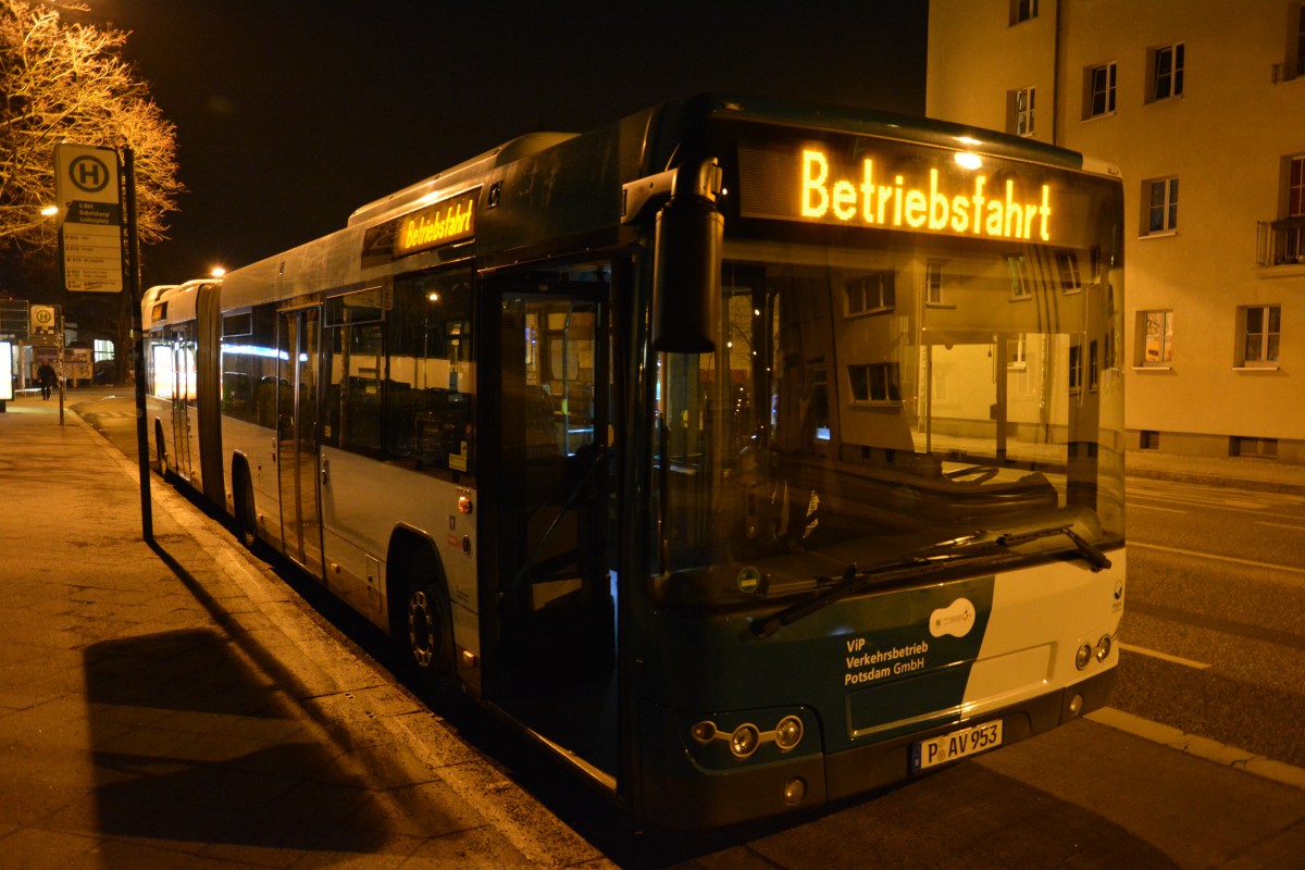 P-AV 953 kommend von der Linie 638 (Rathaus Spandau - S Potsdam Hbf). Nur kurz Pause am Lutherplatz, dann weiter als Linie 694 zum Stern Center. Aufgenommen am 05.02.2014. 