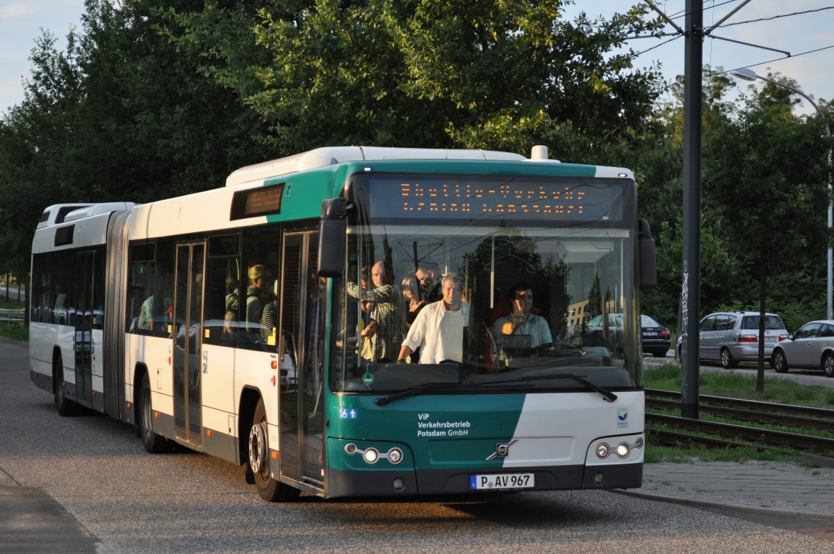 P-AV 967 als Shuttle Verkehr fr die Potsdamer Schlssernacht. Aufgenommen am 17.08.2013 am Volkspark.