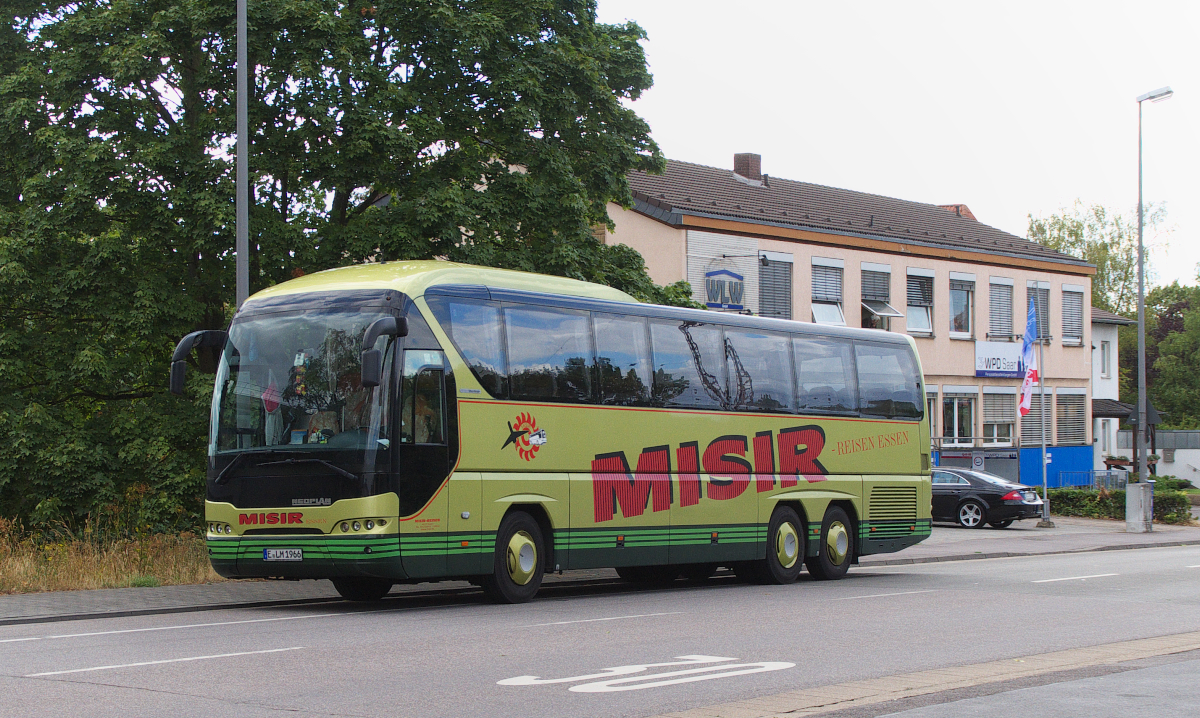 Pause - Neoplan Tourliner von MISIR Reisen aus Essen steht abgestellt in der Nähe des Hauptbahnhofes von Saarlouis. 27.07.2015