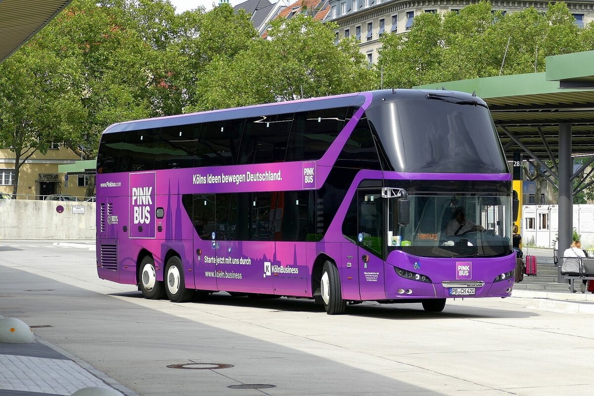 Pinkbus (2021) mit dem Neoplan Skyliner N 1222/3 der Höber GmbH. Hier während der Abfahrt nach Hamburg. Berlin/ ZOB im August 2021.