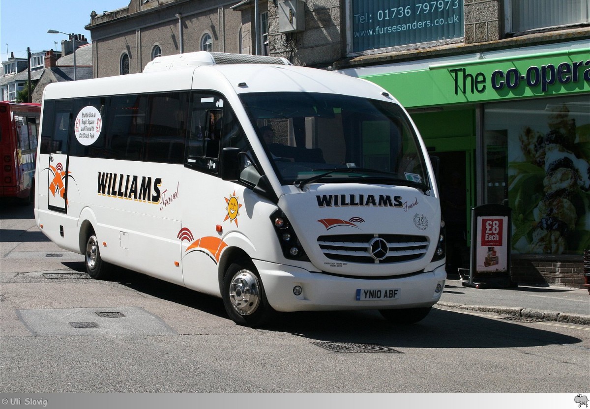 Plaxton Cheetah auf Mercedes Fahrgestell des Unternehmens  Williams Travel . Aufgenommen in St. Ives / England am 7. August 2014.
