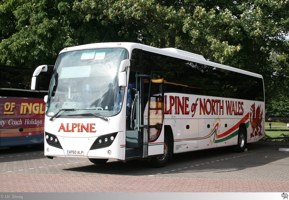 Plaxton Panther  Alpine of North Wales  aufgenommen auf den großen Busparkplatz bei Schloß Windsor / England am 9. August 2014.