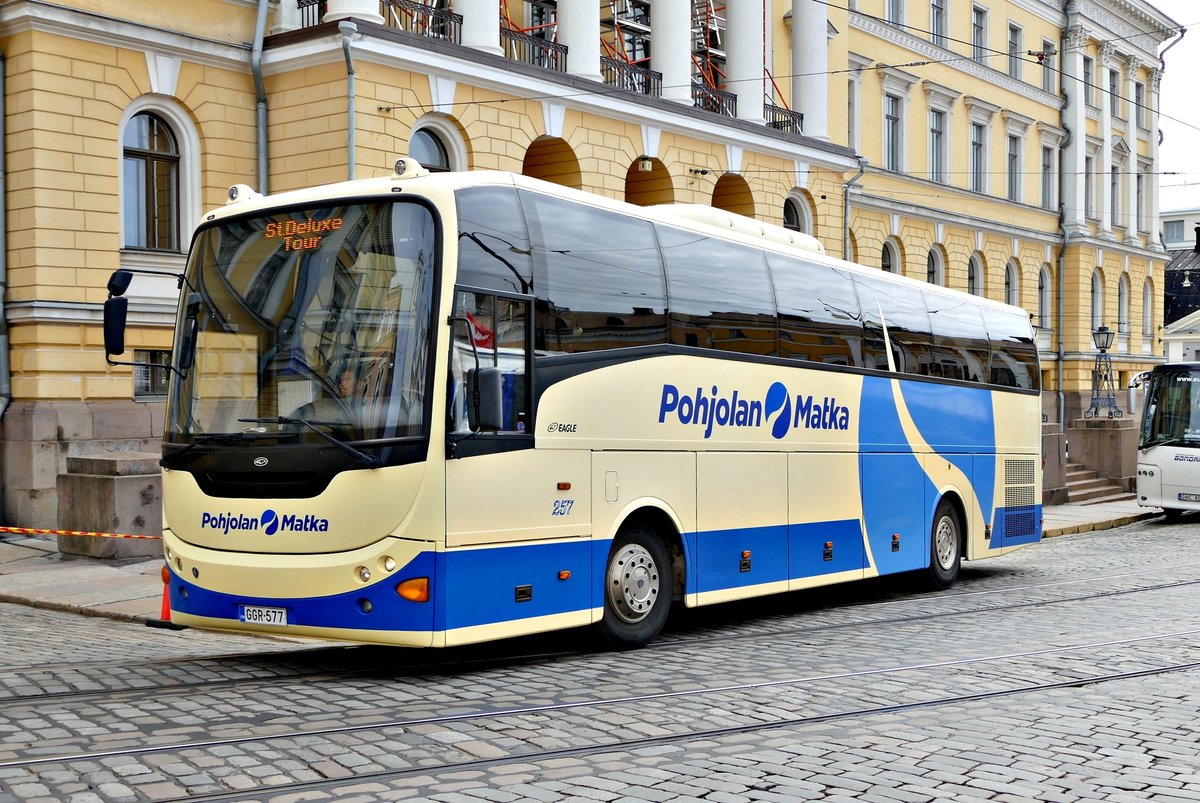 Pohjolan & Matka /FIN mit dem Scania K 114 Lahti Eagle '257', in der Innenstadt von Helsinki im August 2017.
