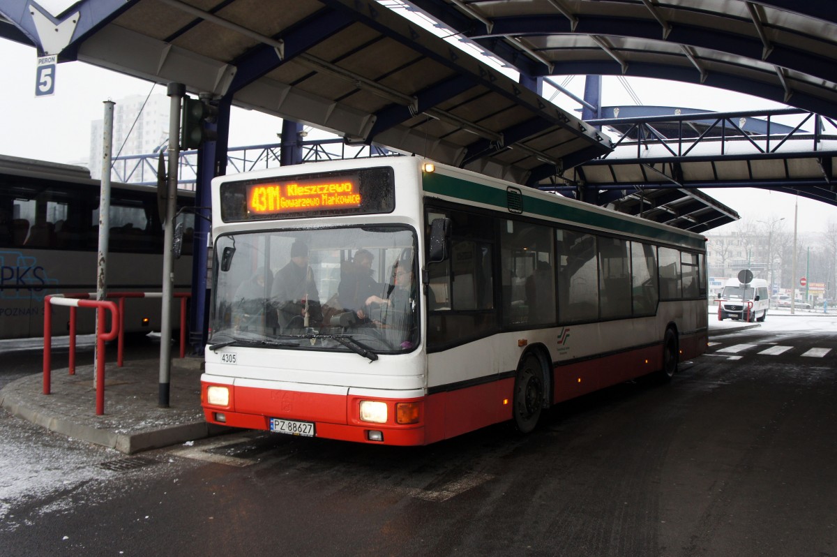 Polen / Posen: MAN Niederflurbus 1. Generation der Betreibergesellschaft  Komunikacja Gminy Kleszczewo  mit der Wagennummer 4305 - aufgenommen im Januar 2015 am Busbahnhof  ZTM - Rataje Dworzec  in Posen.