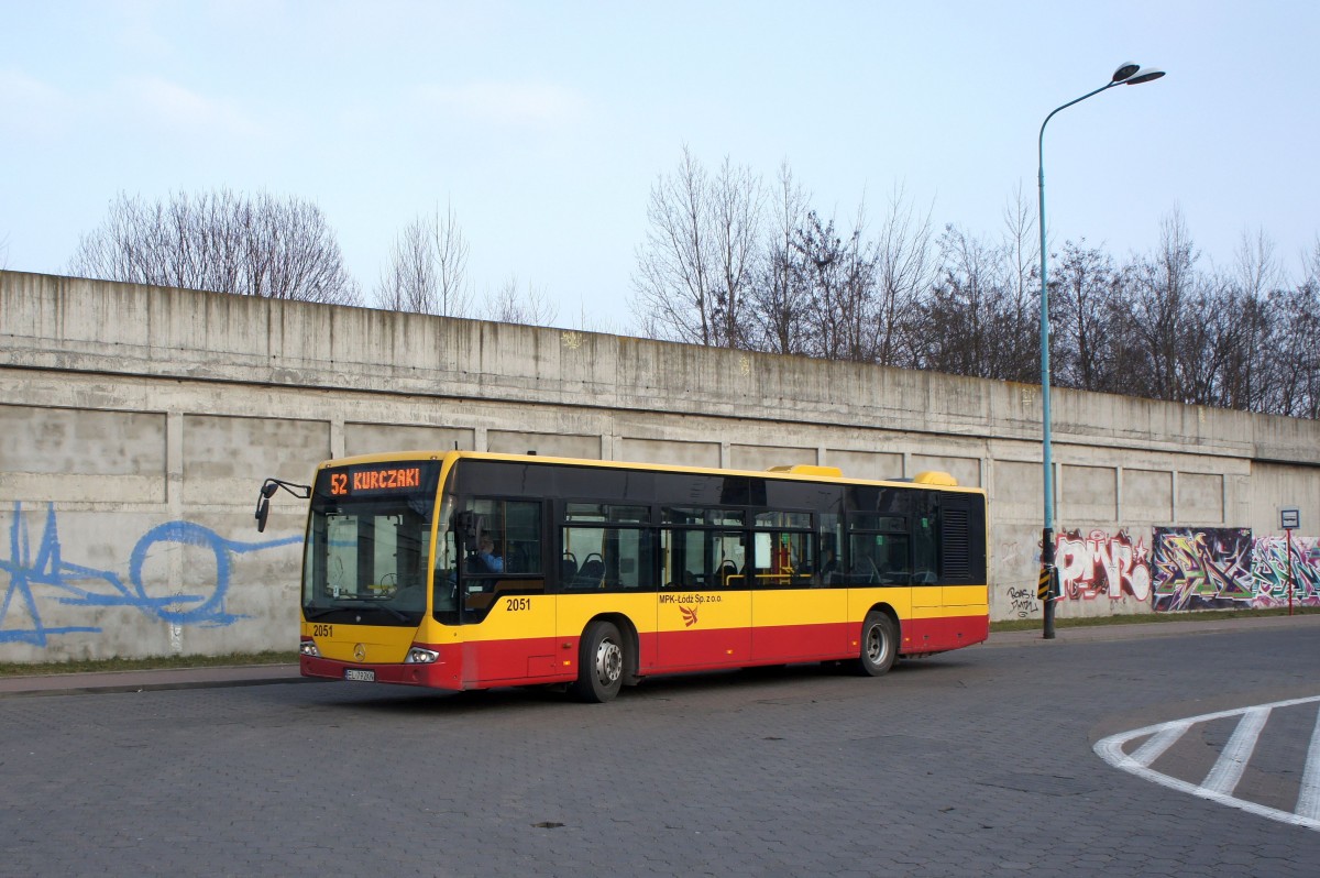 Polen / Stadtbus Lodz: Mercedes-Benz Conecto LF - Wagen 2051, aufgenommen im März 2015 an der Haltestelle  PKP Łódź - Kaliska  in Lodz.