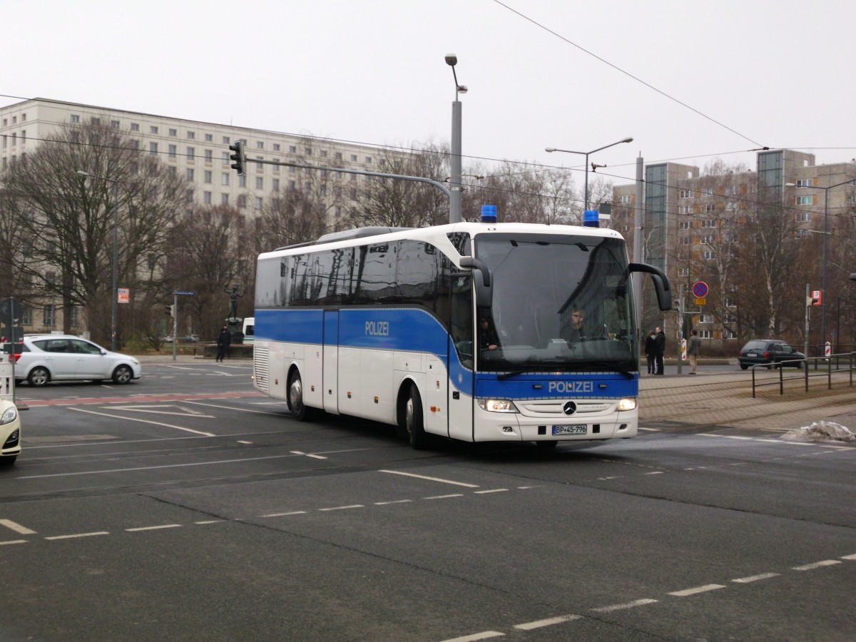 Polizeibus am 06.04.2013 am Dresdner Hauptbahnhof